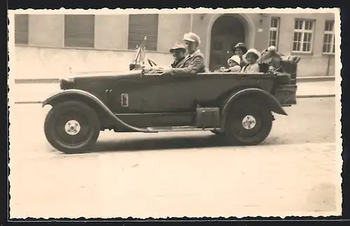 Foto-AK Auto Praga Piccolo (1927), Familie bei einem Ausflug