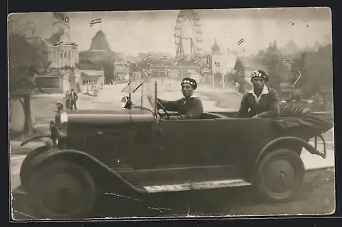 Foto-AK Auto Perl, Zwei junge Männer parken vor einem Freizeitpark