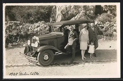 Foto-AK Auto Chevrolet AC (1929) mit Familie an der Dechenhöhle
