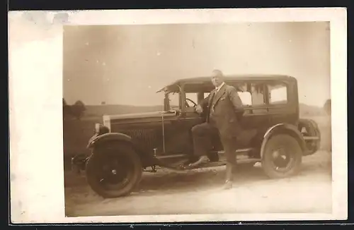 Foto-AK Auto Chevrolet (1927), Stolzer Besitzer posiert vor seinem Automobil