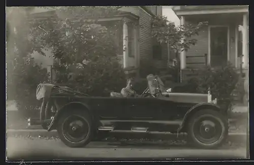 Foto-AK Auto Chandler (1923), Mann sitzt am Steuer eines Cabriolets