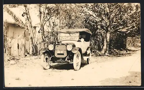 Foto-AK Auto Chandler (1916-17), Wagen parkt auf einem Hof