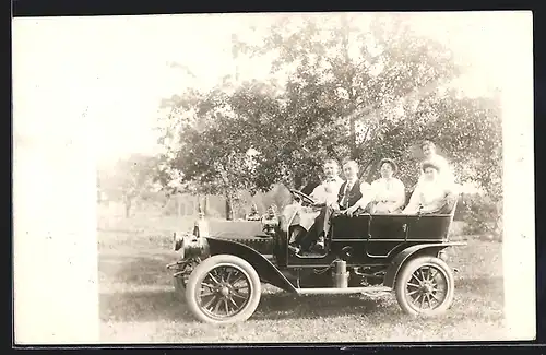 Foto-AK Auto Buick F (1908), Junge Gruppe parkt mit dem Wagen in einem Park