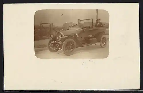 Foto-AK Auto Darracq (1910 /11), Junge Dame wird im Fahrzeug chauffiert