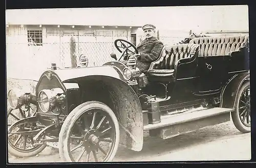 Foto-AK Auto Darracq (1907), Fahrer sitzt am Steuer seines Autos