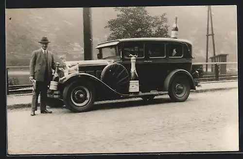 Foto-AK Auto Chandler (1929) Royal 75, Herren mit Fahrzeug mit Valvoline-Wimpeln mit Magnum-Sektflaschen