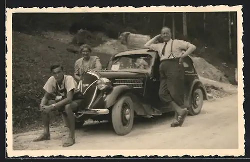Foto-AK Auto Skoda Rapid (1935), Wagen mit Familie