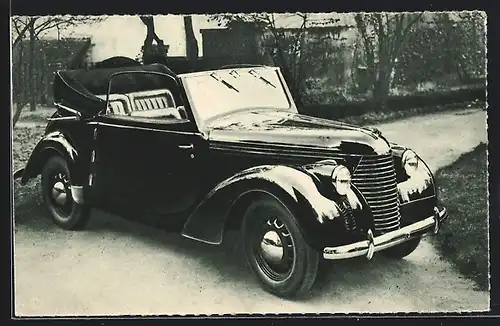 AK Auto Skoda Popular (1938 /43), Schwarzer Wagen parkt auf einem Weg