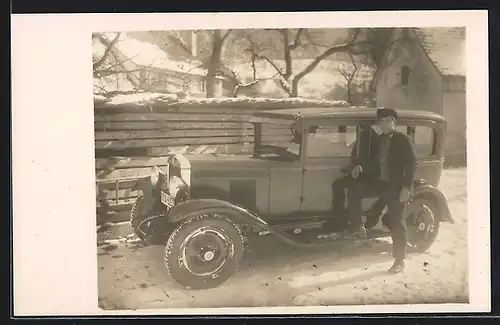 Foto-AK Auto Chevrolet AD (1930), Mit stolzem Besitzer im Winter