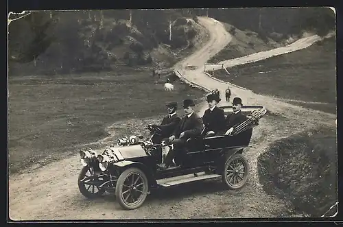 Foto-AK Auto Darracq (1908 /10) 14 /16, Junge Männer fahren durch Wald und Wiesen