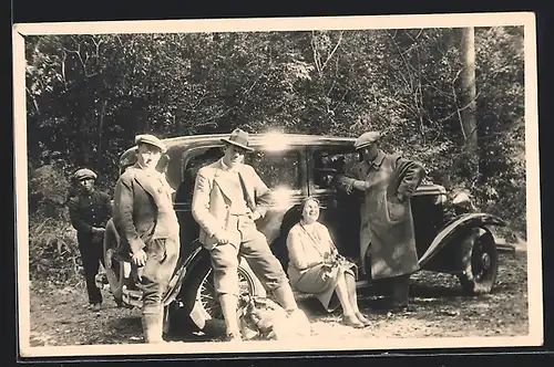 Foto-AK Auto Chevrolet, Adrette Männer und eine Dame posieren vor dem Fahrzeug