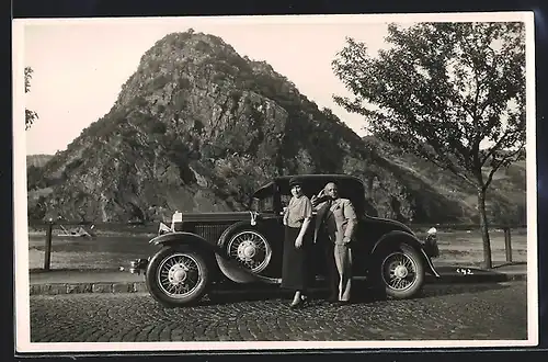 Foto-AK Auto Buick (1930), Junges Paar posiert stolz vor ihrem KFZ