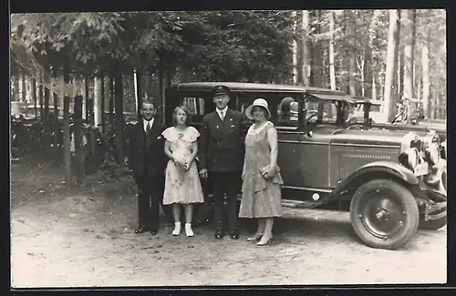 Foto-AK Auto Chevrolet AB-National (1928), Familie posiert vor dem Fahrzeug