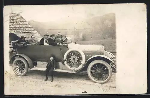 Foto-AK Auto Puch Alpenwagen (1914), Herrschaften im Fahrzeug und kleiner Bub