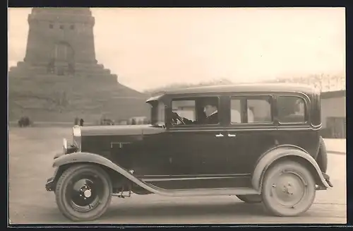 Foto-AK Auto Chevrolet AC International (1929) parkt vor einem Denkmal