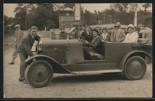 Foto-AK Auto Perl (192 ), Junger Mann wirft Automotor an