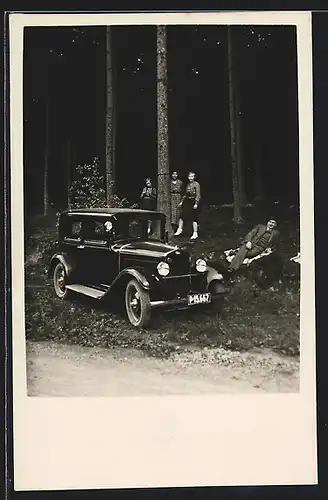 Foto-AK Auto Skoda (1930-31) 422, Familie parkt am Waldrand