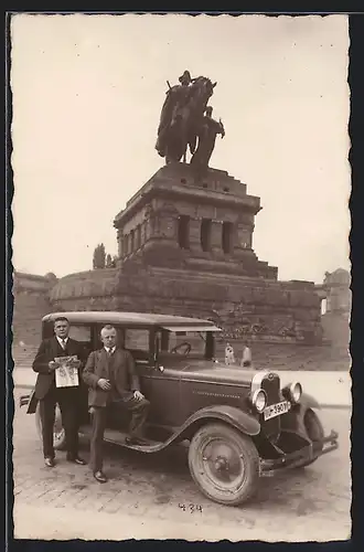 Foto-AK Auto Chevrolet AB-National (1928), Fahrer parkt vor dem Denkmal