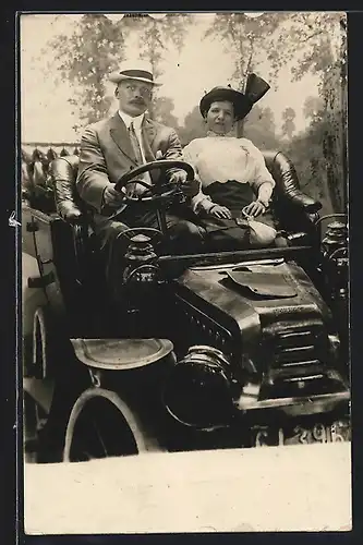 Foto-AK Auto Darracq (1900), Paar sitzt im offenen Wagen