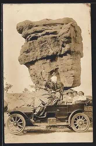 AK Auto Chalmers 30 (1912), Familie im KFZ vor einer bizarren Felsformation