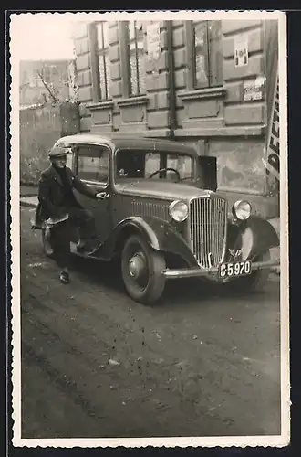 Foto-AK Auto Praga (1932 /33), Junger Mann steht an seinem Fahrzeug