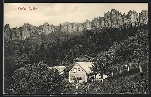 AK Malá Skála, Suche Skaly, Gehöft gegen einen schroffen Bergkamm