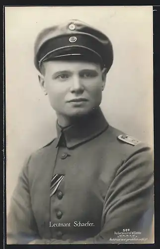 Foto-AK Sanke Nr. 507: Kampfflieger Leutnant Schaefer in Uniform mit Schirmmütze