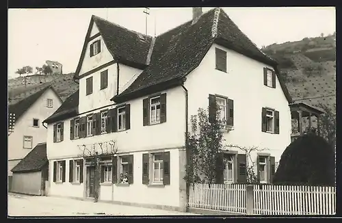 Foto-AK Ingelfingen, Wohnhaus mit Burgruine Lichteneck im Jahr 1935