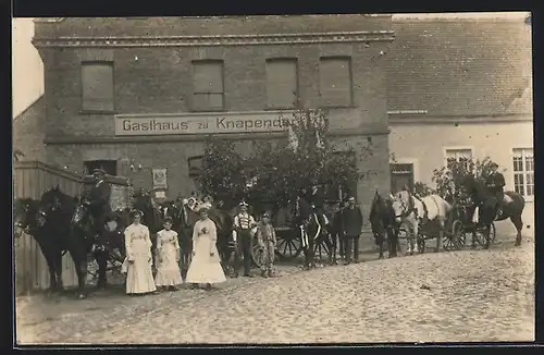 Foto-AK Knapendorf /Schkopau, Hochzeitsgesellschaft vor dem Gasthaus