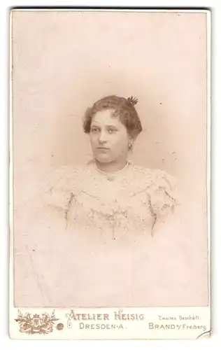 Fotografie A. Robert Heisig, Dresden-A., Terrassenufer 30, Junge Dame im hübschen Kleid