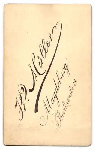 Fotografie W. Müller, Magdeburg, Berlinerstr. 9, Kleiner Junge in modischer Kleidung