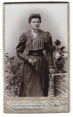 Fotografie A. Schmidt & Pötzsch, Tharand, Bürgerliche Dame mit Blumen