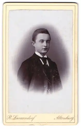 Fotografie R. Lanzendorf, Altenburg, Bernhardt-Str. 5, Junger Mann im Anzug mit Krawatte