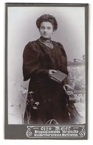Fotografie Otto Meier, Dippoldiswalde, Niedertorstrasse, Junge Dame im Kleid mit Buch