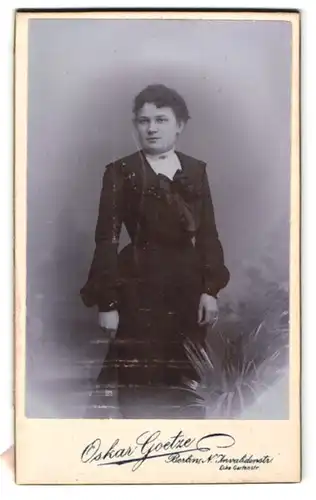 Fotografie Oskar Goetze, Berlin, Invalidenstr. Ecke Gartenstr., Junge Dame im schwarzen Kleid