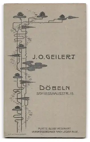 Fotografie J. O. Geilert, Döbeln, Schiesshausstr. 15, Kleines Kind im Kleid mit Bilderbuch