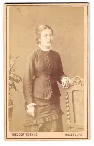 Fotografie Theodor Hoehne, Magdeburg, Breiteweg 165 Eingang: Alte Ulrichstr., Junge Dame in hübscher Kleidung