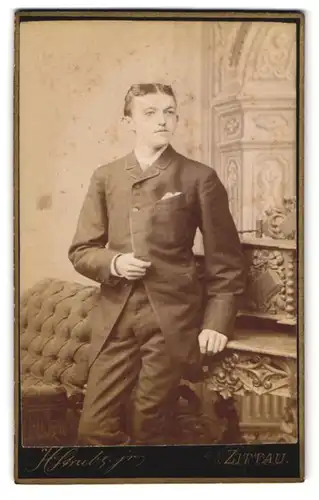 Fotografie H. Strube jr., Zittau, Lessingstr. 14, Hospitalstr. 2, Junger Herr im Anzug mit Einstecktuch