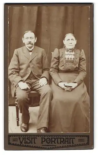 Fotografie unbekannter Fotograf und Ort, Ehepaar in hübscher Kleidung