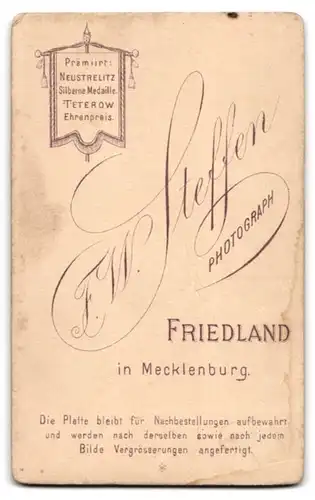Fotografie F. W. Steffen, Friedland in Mecklenburg, Junge Dame in schwarzer Kleidung