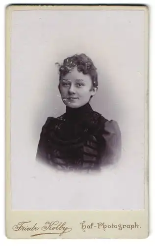 Fotografie Friedr. Kolby, Plauen i. V., Rädel-Str. 1, Junge Dame im schwarzen Kleid