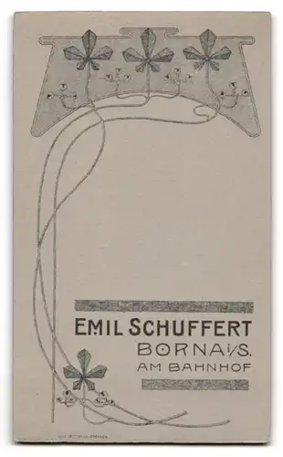 Fotografie Emil Schuffert, Borna i. S., Junger Herr im Anzug mit Fliege