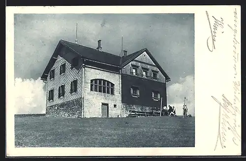 AK Reisalpen-Schutzhaus, Blick den Wiesenhang hinauf zur Berghütte des Österr. Touristenklubs