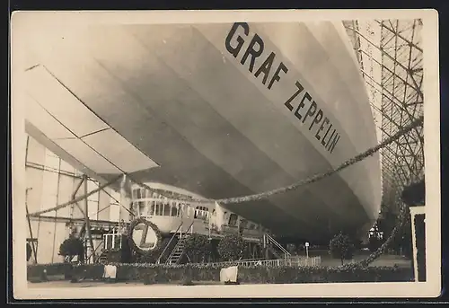 AK Taufe des Luftschiffes LZ 127 Graf Zeppelin im Hanger