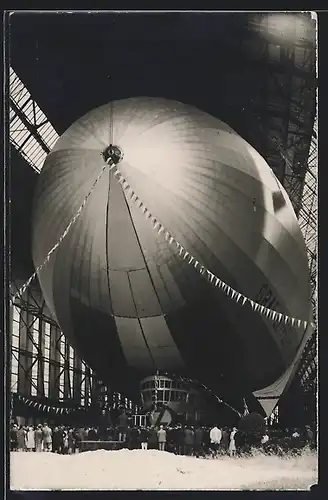 AK Luftschiff Graf Zeppelin im Hanger, Feierlichkeit mit Gästen