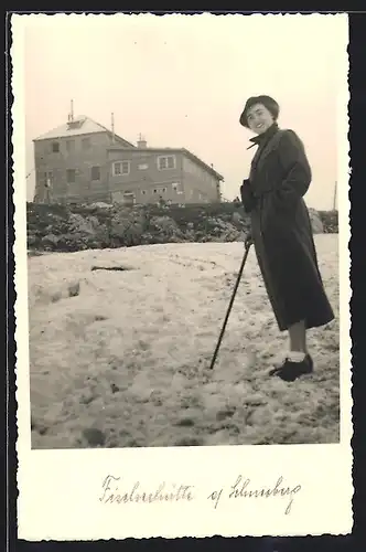 Foto-AK Fischerhütte auf dem Schneeberg, Junge Dame vor der Berghütte