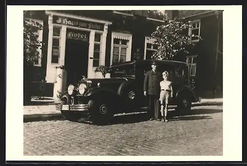 Foto-AK Auto Horch 8 (1929 /30) 16 /80 Typ 375, Chauffeur mit seinem Sohn vor dem KFZ am Haus zur Suhr
