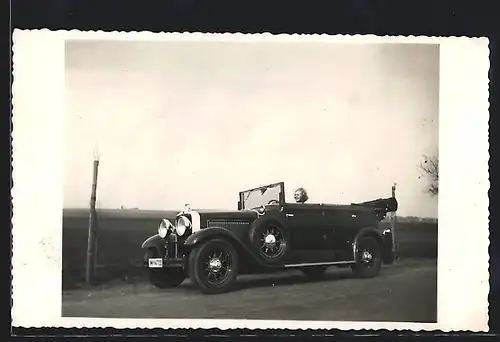 Foto-AK Auto Horch 350 (1928-29), Frau am Steuer ihres KFZ, Fahrtwind in den Haaren
