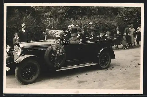 Foto-AK Auto Horch 303 (1927), 5 gut gekleidete Herren mit Zylindern in einem KFZ
