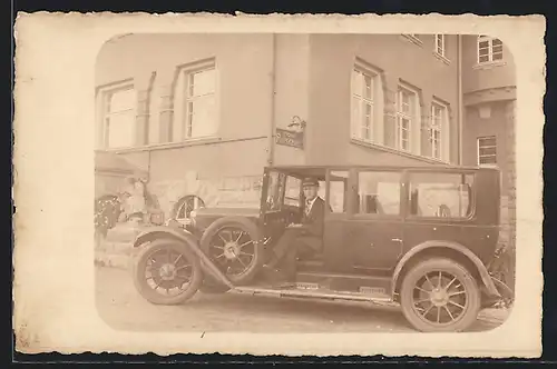 Foto-AK Auto Horch 10 /50 (1924-26), Chauffeur wartet in seinem Fahrzeug am Hotel Ratskeller